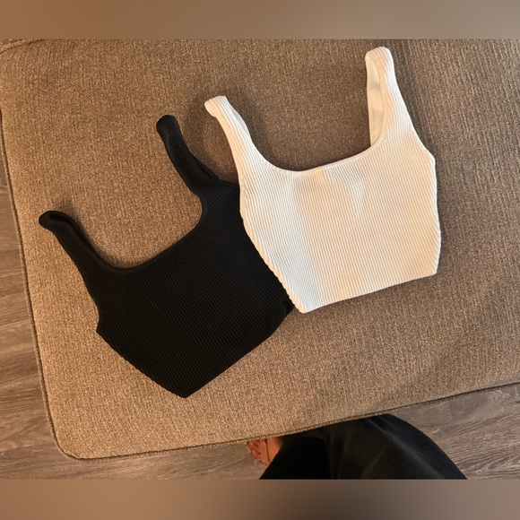 Babaton tank tops in 2xs never worn got the wrong size - Picture 4 of 4